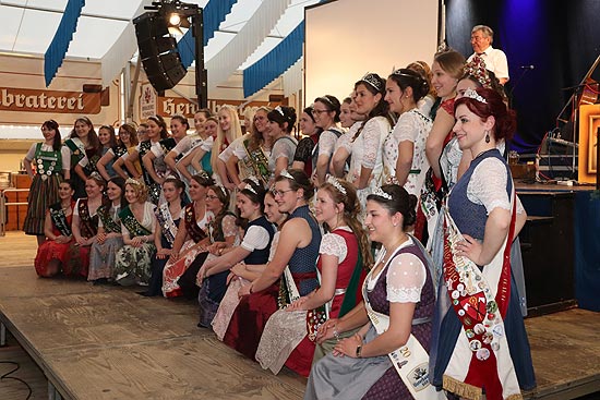 zahlreiche bayerische Produktköniginnen kamen zur Krönung (Foto: Martin Schmitz)